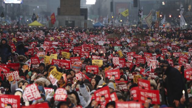Miles de surcoreanos ocuparon las calles del centro de Seúl por quinto sábado consecutivo para pedir la dimisión de su presidenta, Park Geun-hye. (AP)