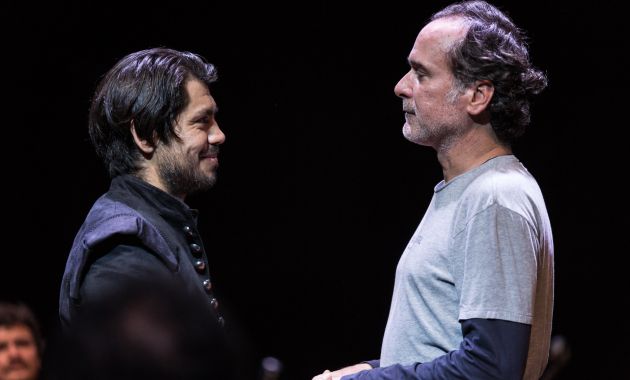 Pietro Sibille y Paul Vega interpretan a Benedicto y Beatriz en _Mucho ruido por nada_ (Teatro La Plaza).