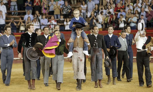 Detienen en España a dos personas que insultaron a un niño enfermo de cáncer y aficionado a los toros