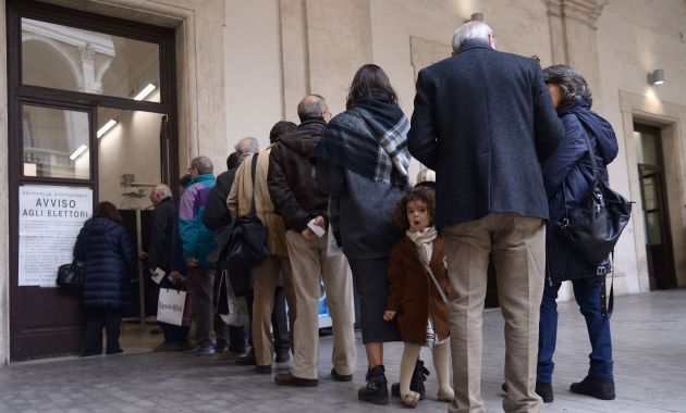 Unos 50 millones de italianos decidirán una serie de reformas constitucionales en referéndum (AFP).