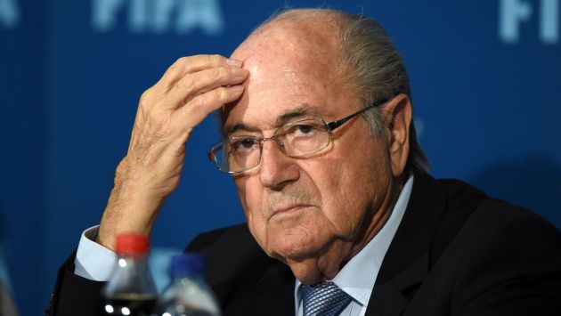 Joseph Blatter fue definitivamente suspendido del fútbol por seis años. (AFP)