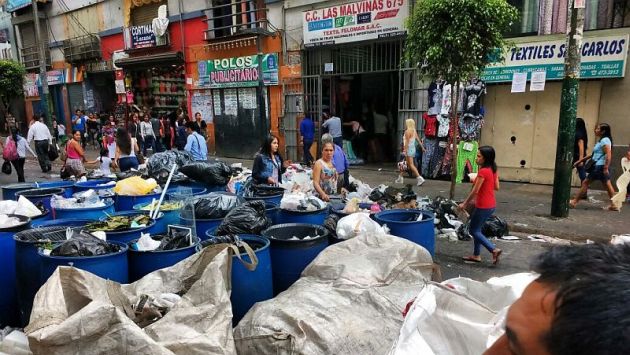 Calles de Gamarra, en La Victoria, amanecieron repletas de basura. (América TV/Gisela Becerra)