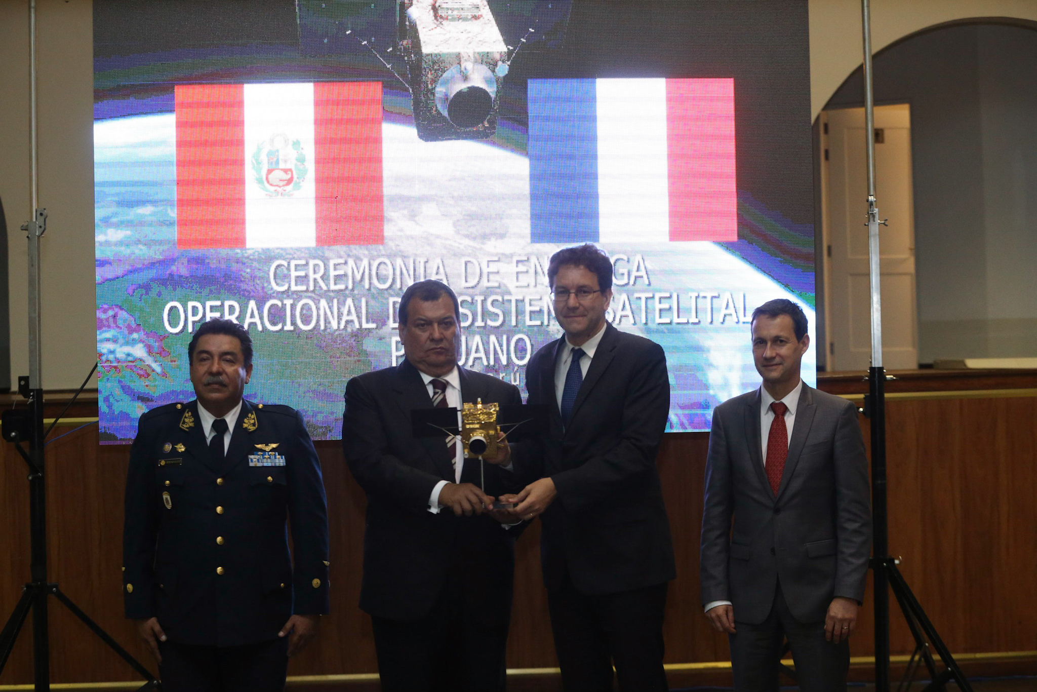 El ministro de Defensa, Jorge Nieto y el embajador de Francia, Fabrice Mauriès fueron parte de la ceremonia de entrega de las operaciones del satélite. (Difusión)