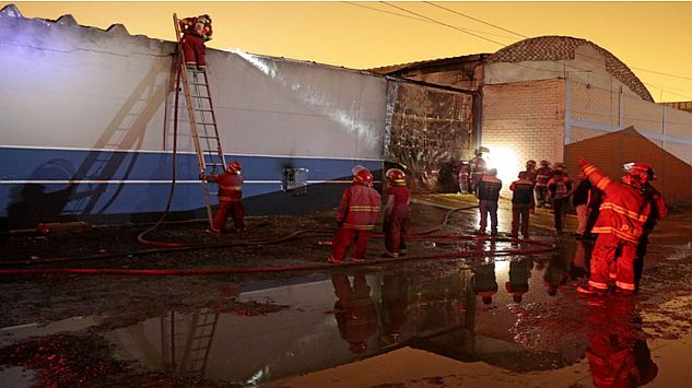 Bomberos logran controlar el incendio en una fábrica de pinturas en Ate. (Andina)
