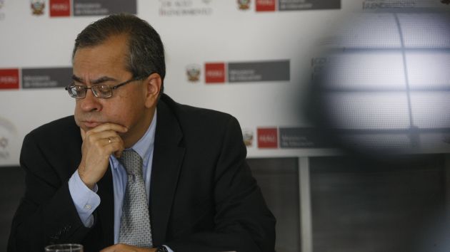 El congresista Moisés Guía reclamó a Jaime Saavedra más firmeza para luchar contra la corrupción. (Roberto Cáceres)