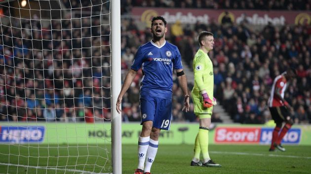 El Chelsea aprovechó la caída del martes del Arsenal (3°) para colocarse a seis puntos de ellos. (AFP)