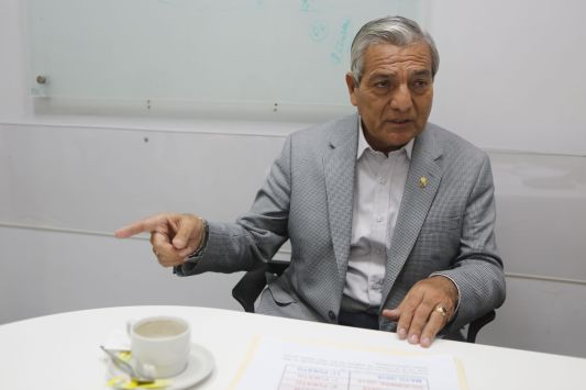 El alcalde Elidio Espinoza se mostró incómodo por esta situación. (USI)