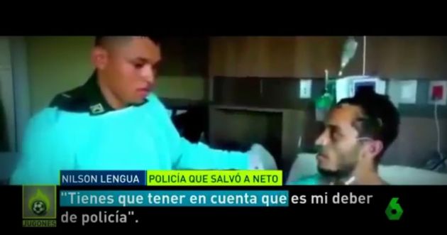 Policía se quiebra al ver recuperado al jugador brasileño Helio Neto, tras rescatarlo del accidente aéreo en Medellín. (Captura)