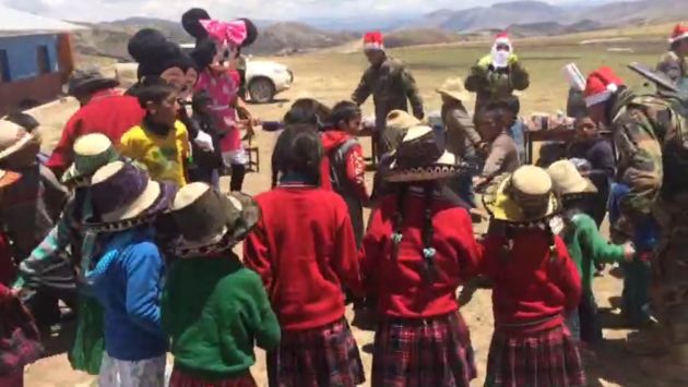 Niños de las instituciones educativas N°501447 y N°56272 celebraron la Navidad con agentes de la Policía Nacional. (Captura)