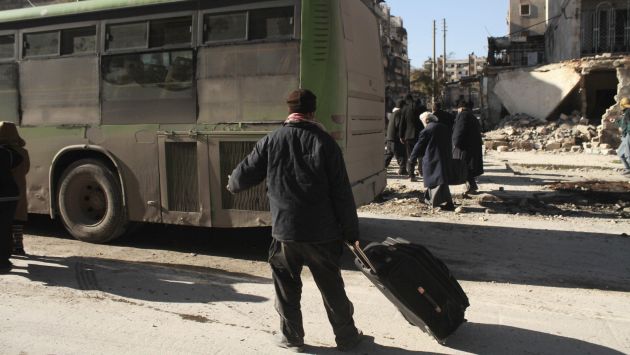 Suspenden evacuación de civiles tras quema de autobuses en Alepo. (EFE)