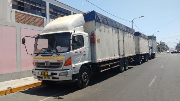 El camión que llevaba mercadería de una reconocida tienda por departamento fue recuperado con la totalidad de cargamento. (PNP)