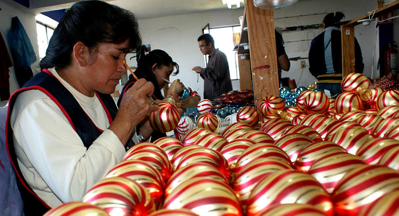 La industria de las esferas navideñas sostiene a los habitantes de este pueblo. (dondeir.com)