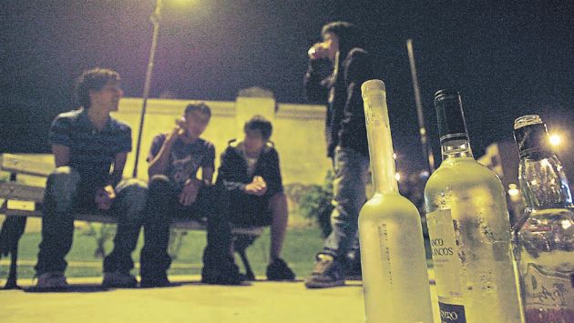ADOLESCENTES EN RIESGO. Cada vez son más las mujeres jóvenes que consumen bebidas alcohólicas porque lo asocian con diversión. (Perú21)