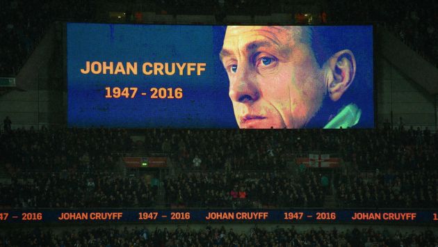 Johan Cruyff tenía avanzando el cáncer. Meses después murió en paz, rodeado de su familia. (AFP)