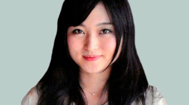 Matsuri Takahashi, una jven publicista, se suicidó lanzándose del edificio de la empresa. 