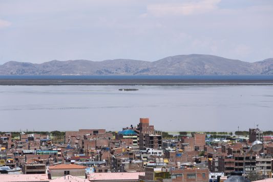 Construirán 10 plantas de tratamiento para reducir la contaminación del lago Titicaca.