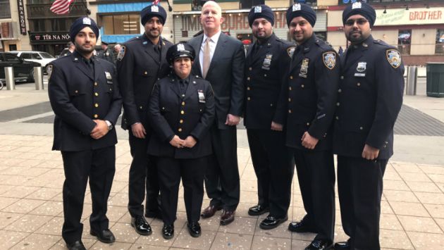 “Gracias a la Policía de Nueva York por permitir a los oficiales Sikh usar un turbante. (@SikhOfficers)