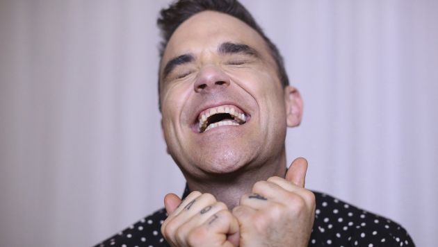 El cantante Robbie Williams se burla de las críticas. (EFE)