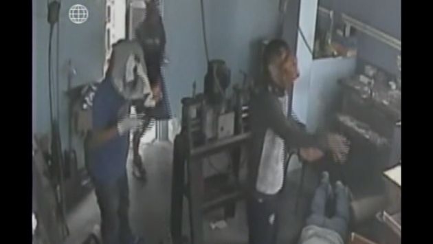 Delincuentes armados y enmascarados se llevaron más de S/20 mil de taller de platería en Chosica. (Captura de video)