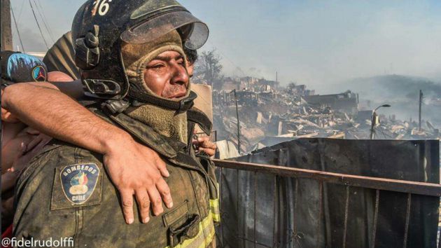 El bombero Juan Carlos Espinoza lo perdió todo en el incendio de Valparaíso. (Fidel Rudolffi)