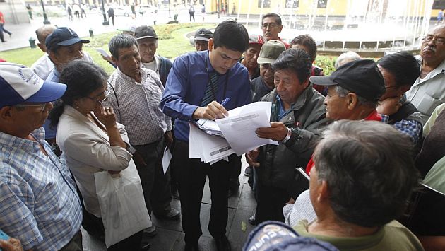 Jubilados y adultos mayores tendrán preferencia administrativa, según decreto legislativo. (Difusión)