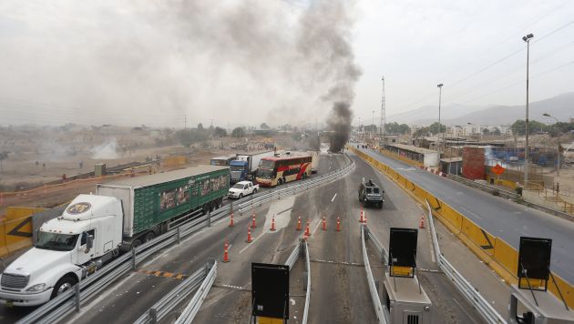 Manifestantes quemaron casetas de peaje de Rutas de Lima. (Atoq Ramón/Perú21)