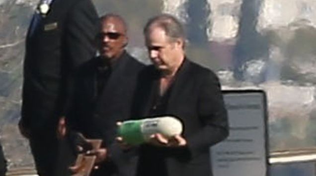 ¿El hermano de Carrie Fisher, Todd Fisher, llevó una píldora gigante al entierro? (Buzzfeed)
