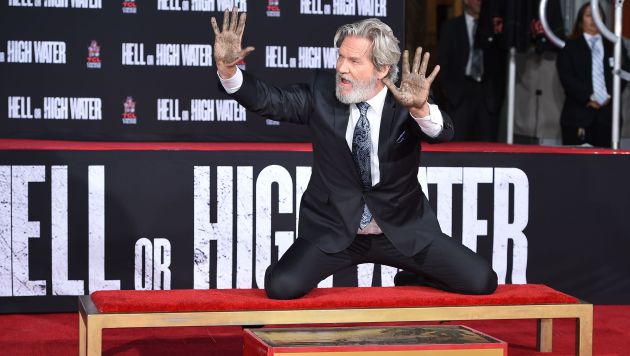 El ganador del Oscar, Jeff Bridges, plasmó sus huellas. (AFP)