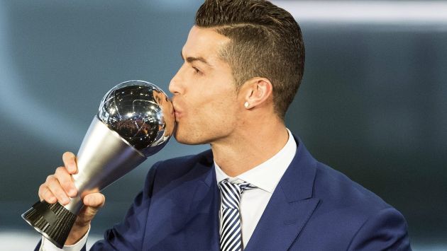 Cristiano Ronaldo besa su trofeo otorgado por la FIFA por ser el mejor jugador del 2016  (AP)