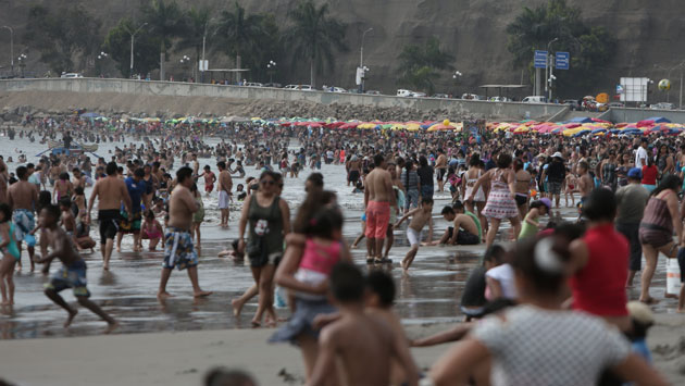 Limeños en Agua Dulce al iniciar el verano 2017. (Anthony Niño de Guzmán)