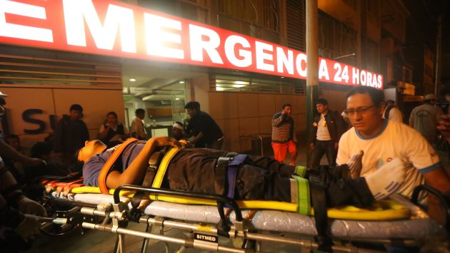 El equipo de emergencia estabilizó y trasladó a los heridos tras accidente en la Panamericana Sur. (Luis Centurión/Perú21)