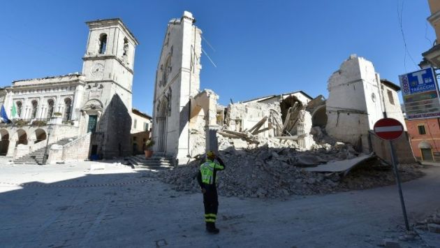 Fuertes sismos entre 5.3 y 5.7 grados sacudieron el centro de Italia. (AFP)