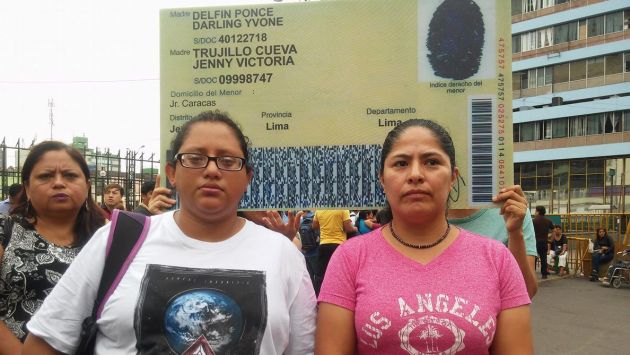 Darling Delfín y Jenny Trujillo solicitan a el Reniec que se les reconozca a ambas como madres de su hijo. (Peru21/Liz Saldaña)