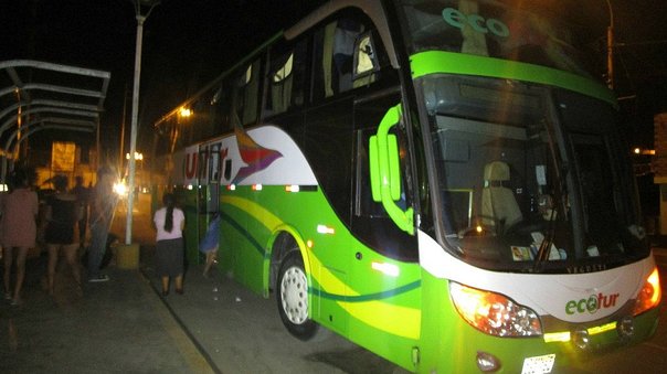 Delincuentes armados asaltan a más de 20 pasajeros de bus en ... - Diario Perú21