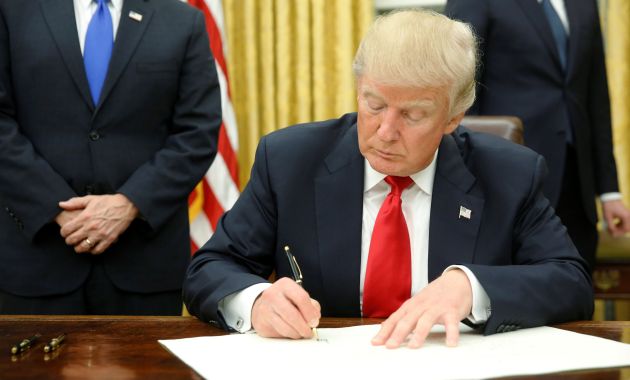 Donald Trump firmó orden ejecutiva para poner fin a la reforma de salud impulsada por Obama (Reuters).