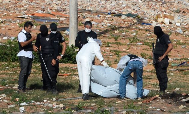 Grupo de forenses hallaron restos humanos tras la ocupación policial a cárcel de Natal (AFP).