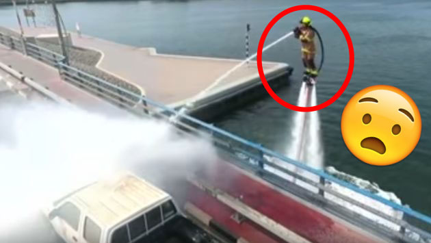 YouTube: Bomberos de Dubai se elevan sobre el agua para apagar incendios. (Captura AP)