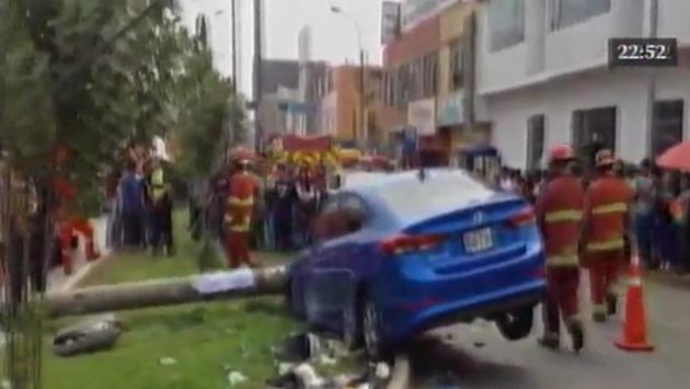 Suboficial de la PNP chocó su auto contra un poste. (Captura de TV)