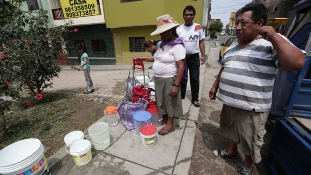 Vecinos de Lima forman colas para abastecerse de agua. (Anthony Niño de Guzmán/Perú21)