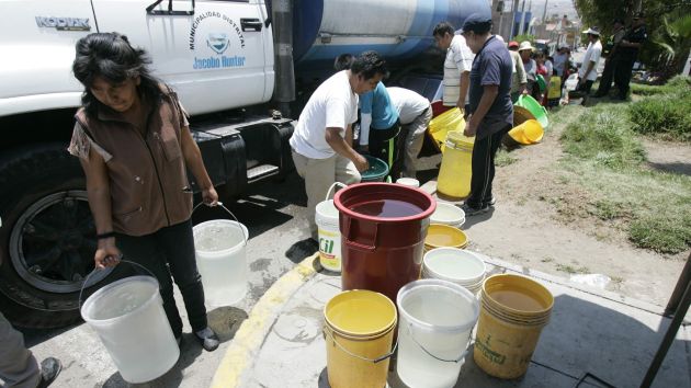 Vecinos de diferentes distritos continuaban quejándose por la falta de agua. (Perú21)