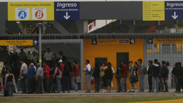 Confundidos. Usuarios no sabían dónde tomar sus buses. (Perú21)