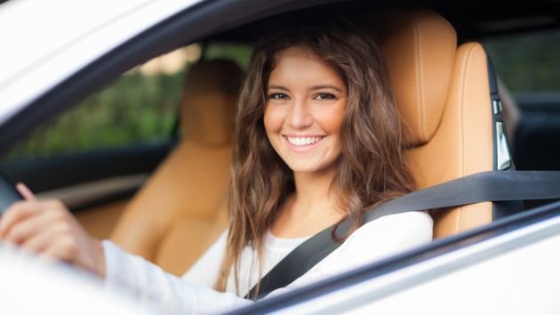 Las mujeres más jóvenes adquieren sus vehículos por una cuestión de independencia. (Telemundo)