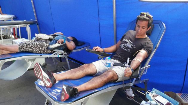 Decenas de personas llegaron al INSN-San Borja para donar sangre y ayudar a los niños. (Mariella Sausa)