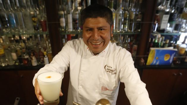 Roberto, desde su barra en el Bar Capitán Meléndez (Miraflores), celebrará hoy el Día del Pisco Sour. (Mario Zapata/Perú21)
