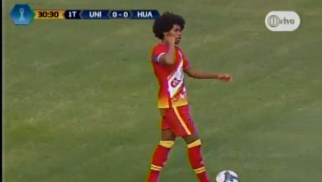 Julio Landauri se quejó por la mala actuación de la hinchada crema al minuto 30 del primer tiempo. (Gol Perú)