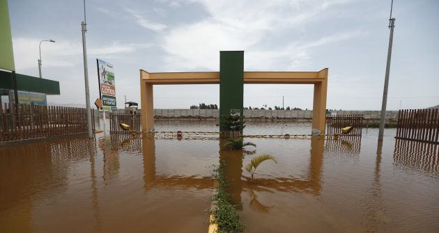 Empozado. Aguas del río Chilca inundaron proyecto habitacional Las Lomas de Lima Sur, en Pucusana. (Renzo Salazar)