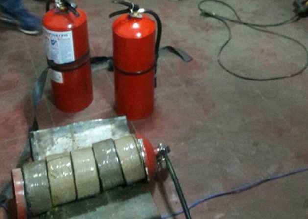 La Policía halló 38 kilos de droga en los extintores. (Lucy Peña)