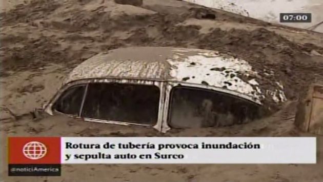 Rotura de tubería dejó un auto sepultado en la arena en Surco. (América)