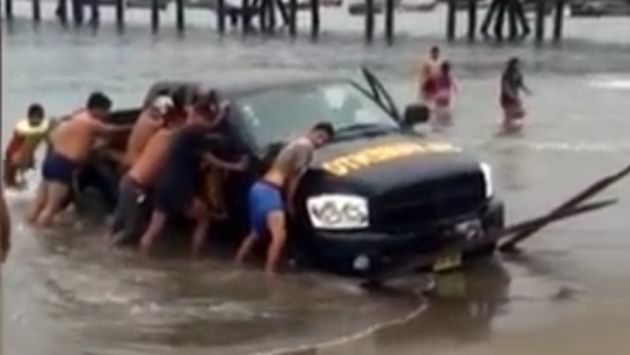 Camioneta de La Marina quedó atorada en el mar en la playa de Chorrillos. (Latina)
