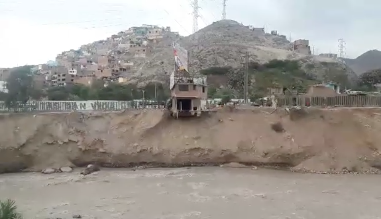 Casa que está a punto de colapsar en el río Rímac no será demolida. (Captura)